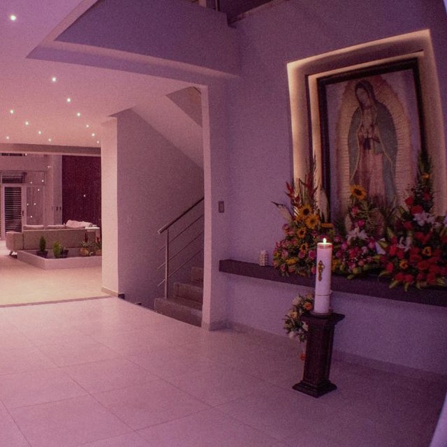 Zona común del Hotel Harmony Ipiales con altar decorativo