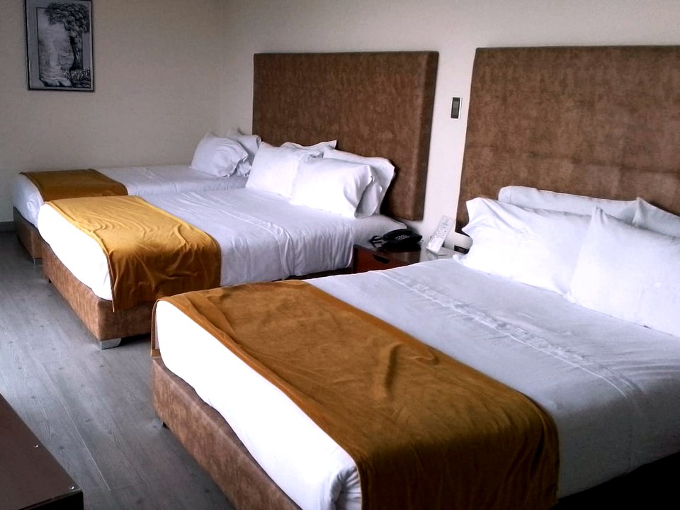 Habitación triple del Hotel Harmony Ipiales con camas amplias