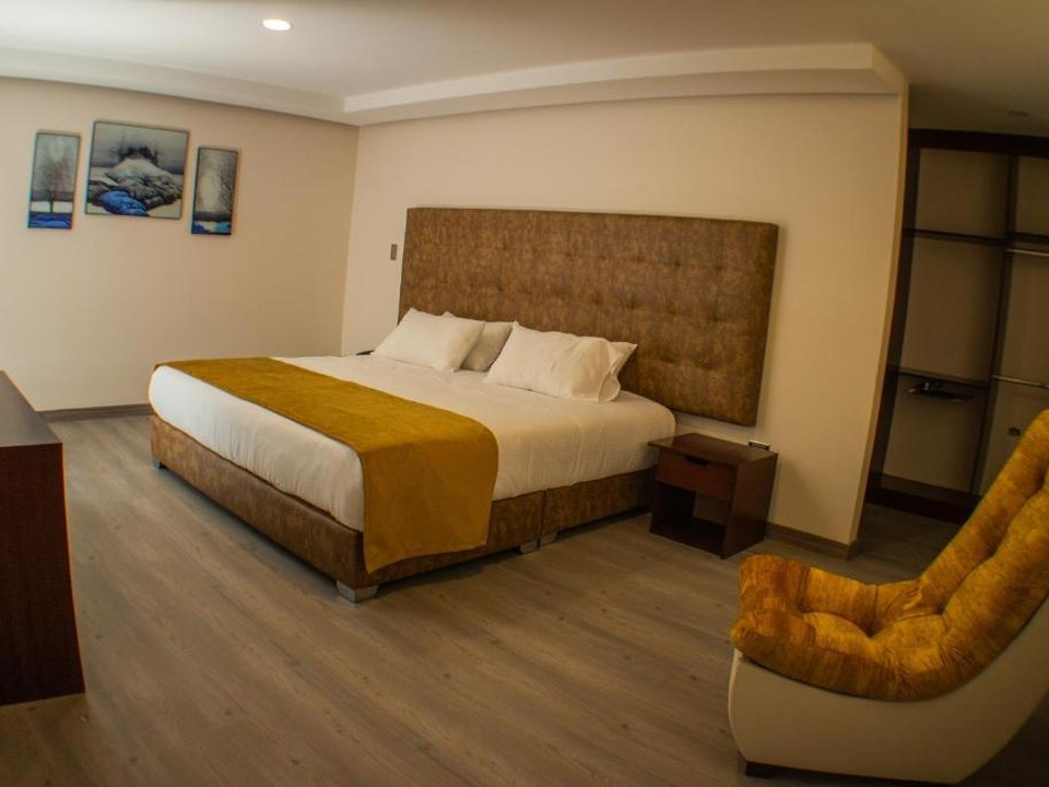 Habitación matrimonial del Hotel Harmony Ipiales con cama doble extragrande