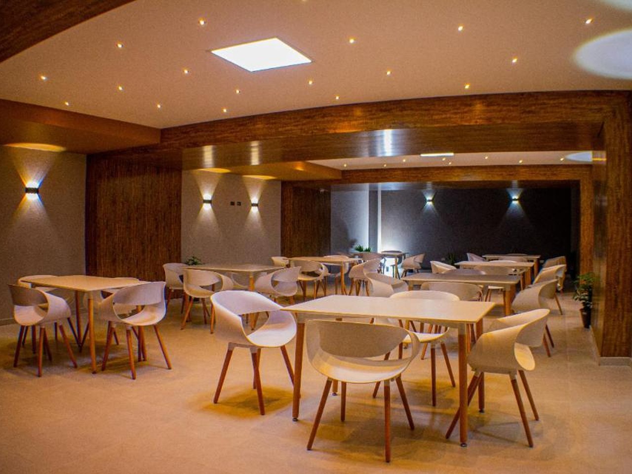 Salón del restaurante en el primer piso del Hotel Harmony Ipiales